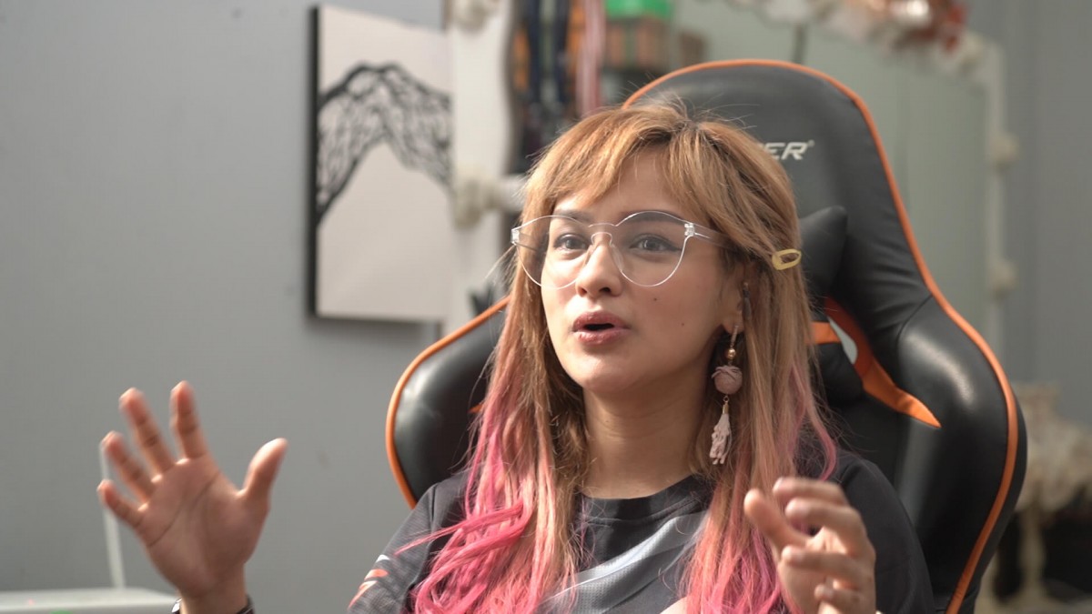 Ridha Audrey dengan rambutnya yang berwarna coklat - pink